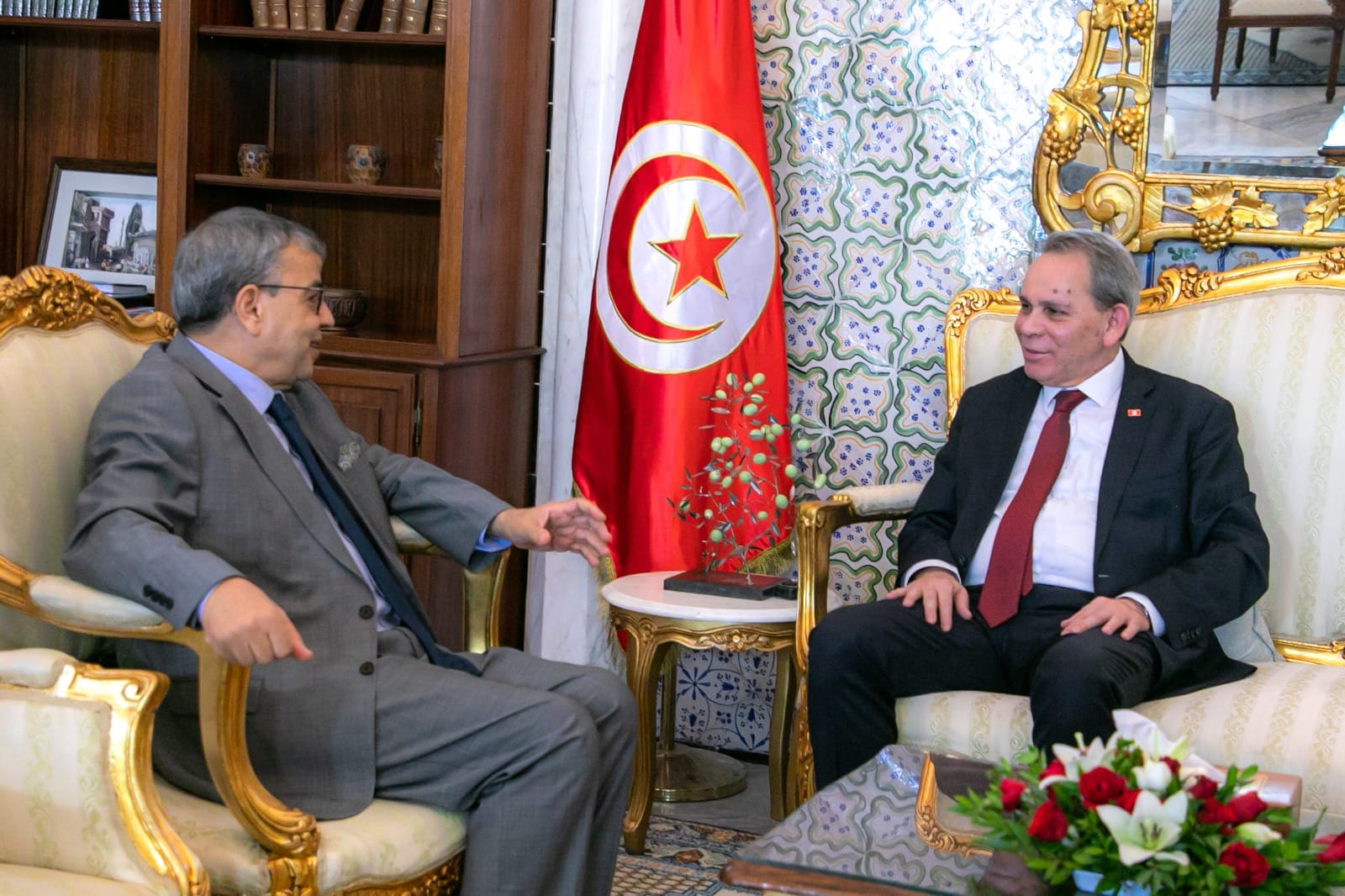  رئيس الحكومة يستقبل محافظ البنك المركزي