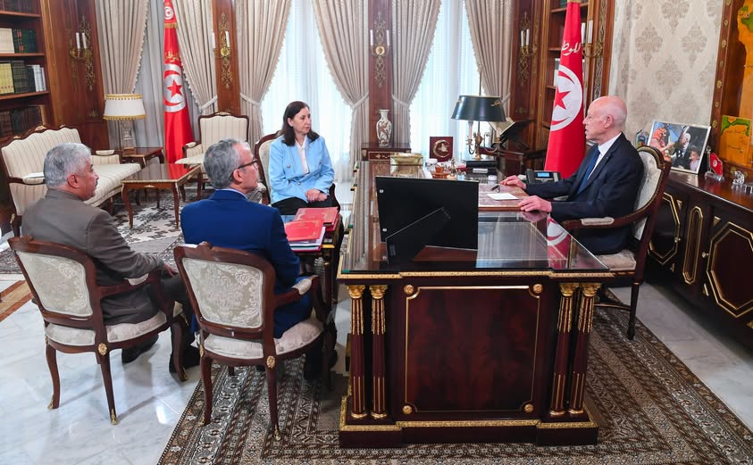 لقاء رئيس الجمهورية قيس سعيّد مع السيدة سارة الزعفراني الزنزري رئيسة الحكومة والسيد عصام الأحمر وزير الشؤون الاجتماعية والسيد رياض شوّد وزير التشغيل والتكوين المهني