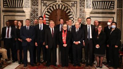 شرفت رئيسة الحكومة السيدة نجلاء بودن رمضان مساء الأربعاء 2 مارس 2022 بقصر الحكومة بالقصبة على موكب المصادقة على مشاريع الإنتاج الخاصة للكهرباء من الطاقات المتجددة في إطار نظام اللزمات بقدرة 500 ميغاواط وبحضور عدد من الوزراء والسفراء وممثلين عن المؤسسات المانحة والمستثمرين أصحاب اللزما