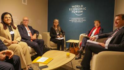 رئيسة الحكومة تشارك في حلقة نقاش وتلتقي عددا من كبار مسؤولي الدول والمؤسسات الدولية والإقليمية خلال اليوم الأول من منتدى دافوس الاقتصادي