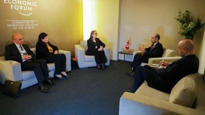 خلال اليوم الثاني لمشاركة رئيسة الحكومة في المنتدى الإقتصادي العالمي، تحادثت السيدة نجلاء بودن رمضان مع نظيرها الفلسطيني السيد محمد اشتية أين اكدت على موقف تونس المبدئي والثابت الداعم للقضية الفلسطينية والشعب الفلسطيني الشقيق في نضاله العادل لنيل الحرية والكرامة واسترداد حقوقه التي لا تسقط بالتقادم.