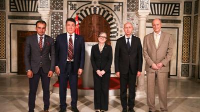  استقبلت رئيسة الحكومة السيدة نجلاء بودن رمضان مساء اليوم بقصر الحكومة بالقصبة مدير عام المنظمة الإسلامية للأمن الغذائي "IOFS" السيد ييرلان بايدولي Yerlan A. BAIDAULET وذلك بحضور وزير الفلاحة والموارد المائية والصيد البحري السيد محمود إلياس حمزة.