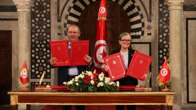 رئيسة الحكومة والامين العام للاتحاد العام التونسي للشغل يمضيان على اتفاق الزيادة في الأجور للوظيفة العمومية والقطاع العام